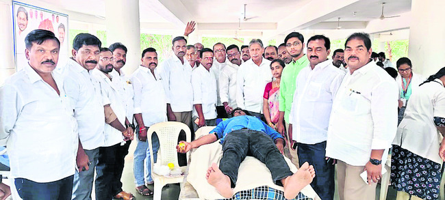 మహానేతకు ఘన నివాళి1
