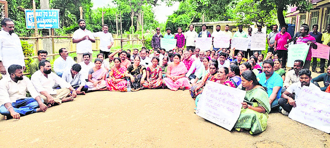 ఆశ్రమాల్లో గిరిజన విద్యార్థులకు భద్రత కరువు1