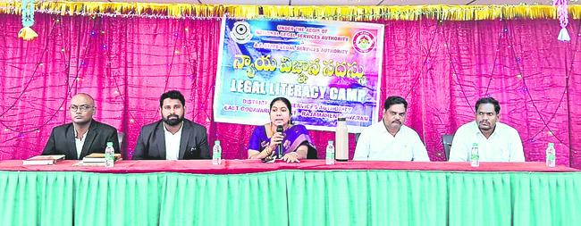 కేంద్ర కారాగారాన్ని సందర్శించిన డీఎల్ఎస్ఏ 1