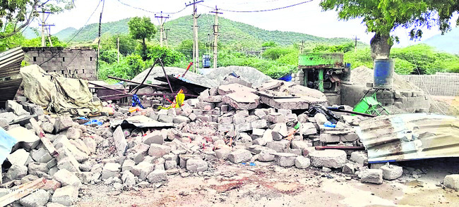 కూటమి పాలన.. ధ్వంస రచన !1