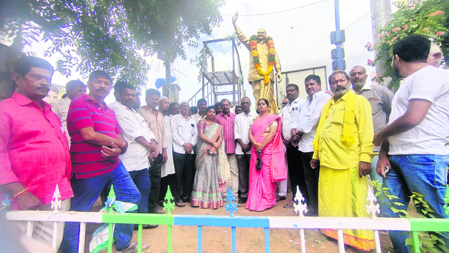మహానేతకు ఘన నివాళి1