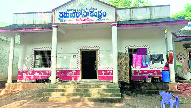 ● నివాసాలుగా ప్రభుత్వ భవనాలు1