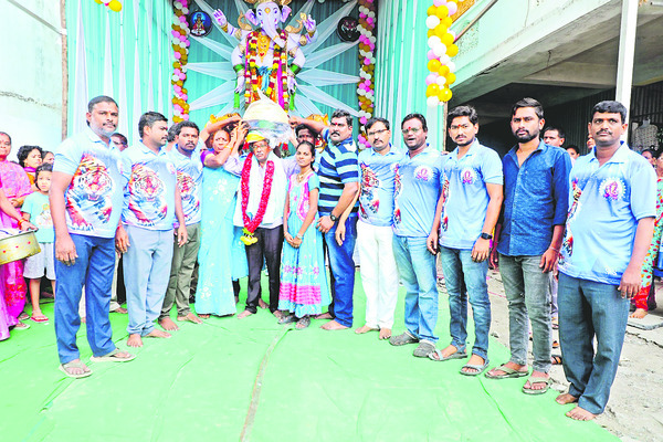 పోటాపోటీగా లడ్డుల వేలం పాటలు
2