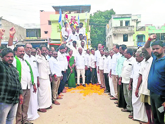 మహానేతకు ఘన నివాళి2