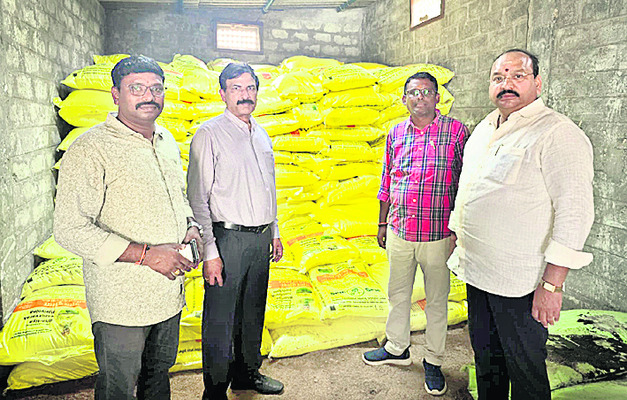 ఎరువుల దుకాణాలపై విజిలెన్స్ దాడులు 1