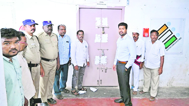 ఈవీఎం గోదాముల వద్ద పటిష్ట భద్రత 2
