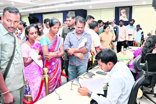ప్రజావాణి దరఖాస్తులకు ప్రాధాన్యత1