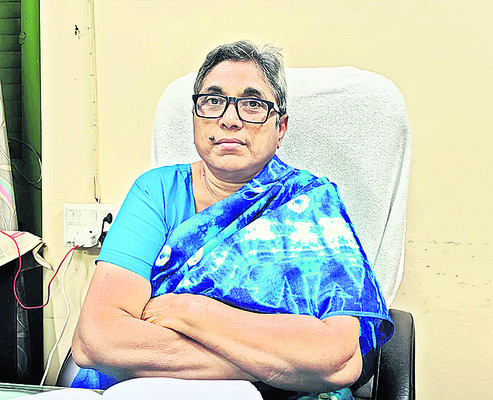 పట్టాలు తప్పిన రైలు ఇంజిన్‌ 
1