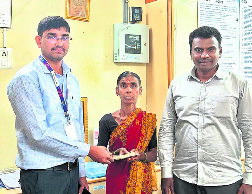 పక్షవాత బాధిత కుటుంబానికి రూ.1.23 లక్షలు1