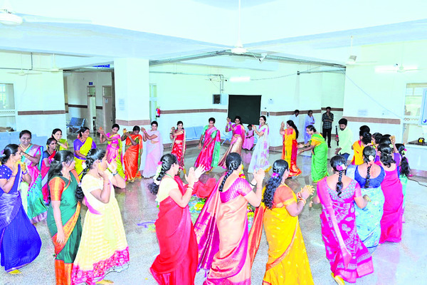 వాడవాడలా బతుకమ్మ సంబరాలు 1