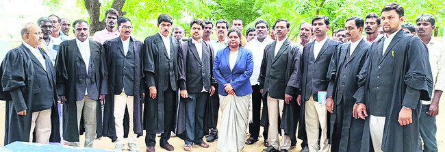 చట్టాలు  అందరికీసమానమే
1