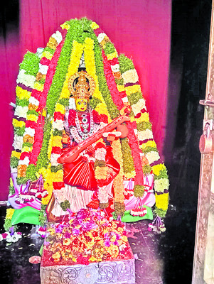 శ్రీ సరస్వతీదేవిగా అమ్మవార్లు దర్శనం1