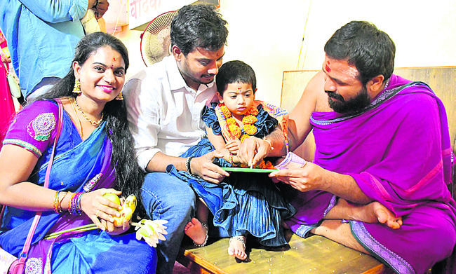అమ్మ సన్నిధిలో భక్తజనం1