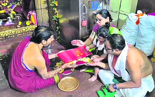 అమ్మ సన్నిధిలో భక్తజనం2