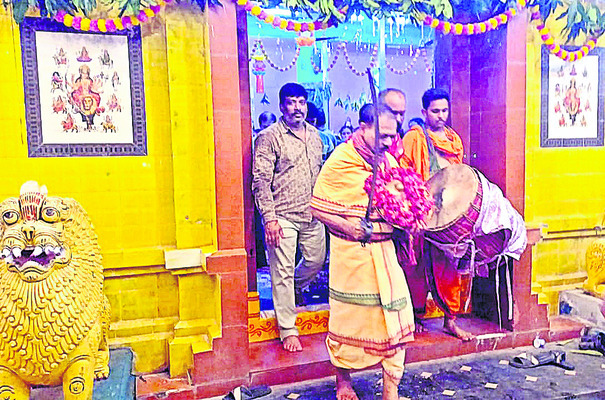 కత్తి, డాలు కోటలోకి తరలింపు 2