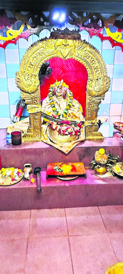 కత్తి, డాలు కోటలోకి తరలింపు 1