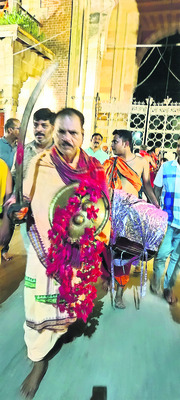 కత్తి, డాలు కోటలోకి తరలింపు 3