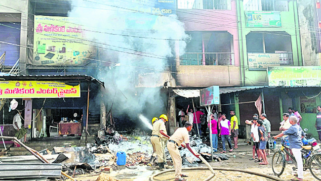హార్డ్‌వేర్‌ షాపు దగ్ధం 1