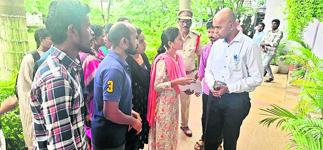 వెల్లువెత్తిన అర్జీలు1