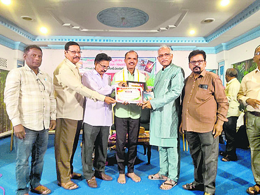 పశువైద్యాధికారిపై వేటు 
1