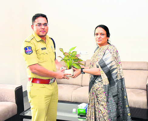 బాధ్యతలు స్వీకరించిన కలెక్టర్‌ హరిత1