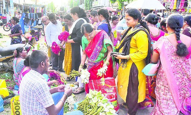 మార్కెట్‌కు బతుకమ్మ కళ
1