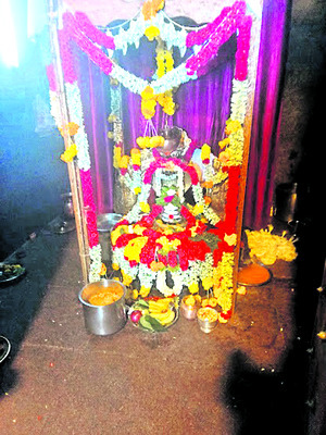 భ్రమరాంబిక సమేత మల్లికార్జునస్వామికి విశేష పూజలు1
