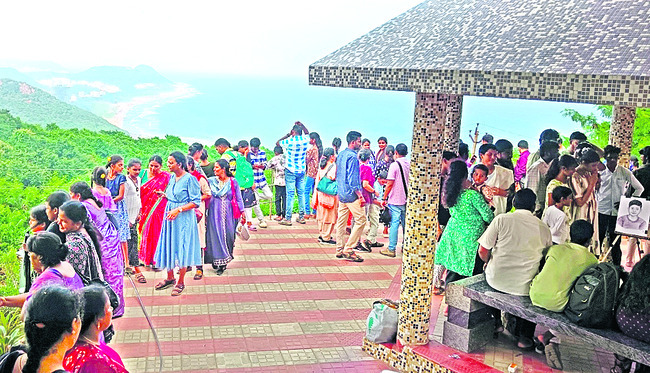 కై లాసగిరి కిటకిట 2