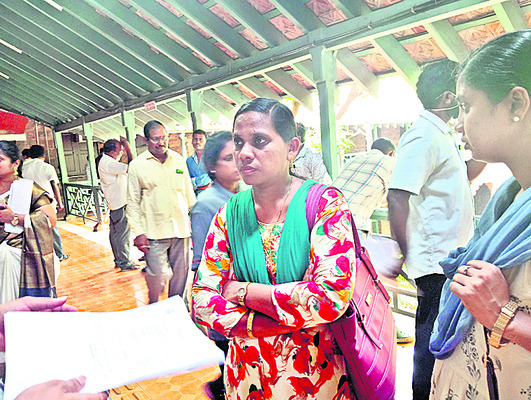 తల్లికి వందనం.. కలెక్టరేట్‌కు క్యూ1