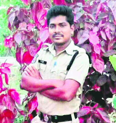 ఎకై ్సజ్‌ ఎస్సైగా  ఎంపికై న కానిస్టేబుల్‌
1