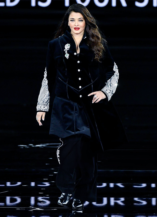 Actress Aishwarya Rai Bachchan Paris Fashion Week Viral Photos Gose11