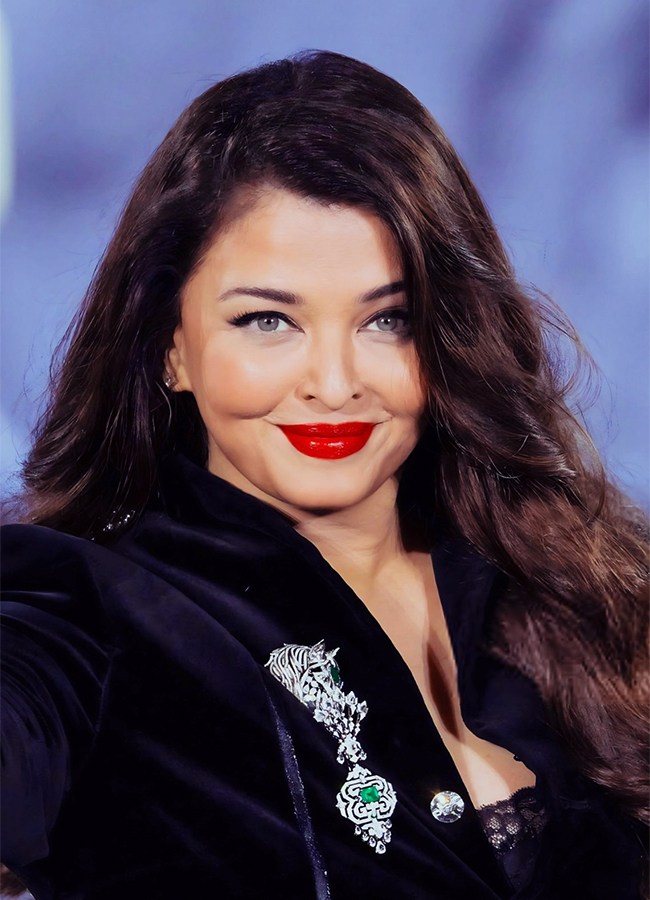 Actress Aishwarya Rai Bachchan Paris Fashion Week Viral Photos Gose12
