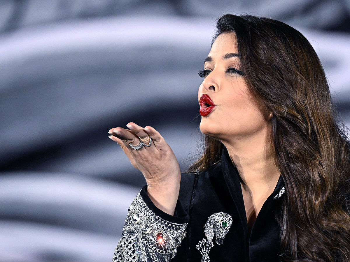 Actress Aishwarya Rai Bachchan Paris Fashion Week Viral Photos Gose15