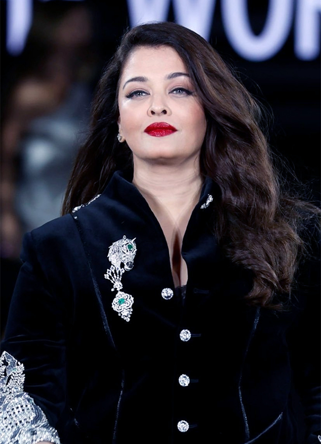 Actress Aishwarya Rai Bachchan Paris Fashion Week Viral Photos Gose2