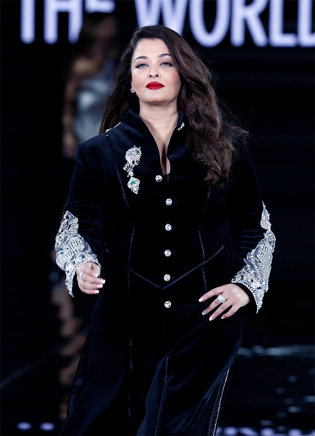 Actress Aishwarya Rai Bachchan Paris Fashion Week Viral Photos Gose3