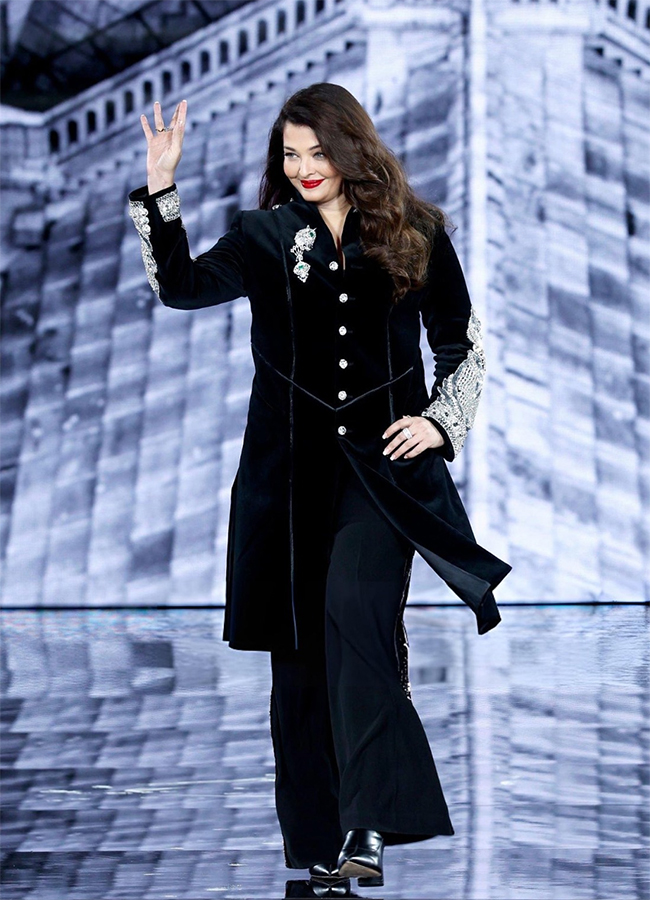 Actress Aishwarya Rai Bachchan Paris Fashion Week Viral Photos Gose4
