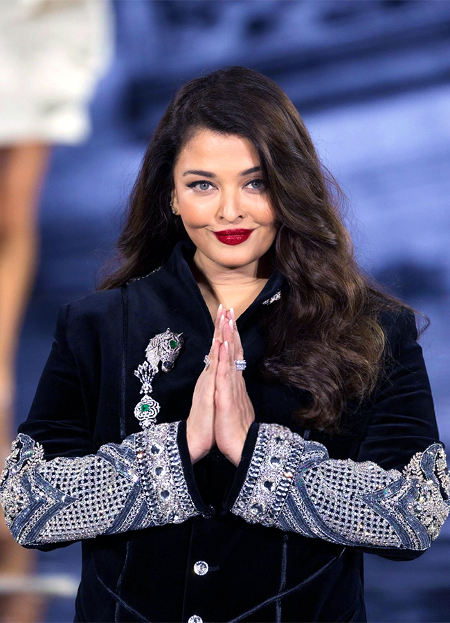 Actress Aishwarya Rai Bachchan Paris Fashion Week Viral Photos Gose5