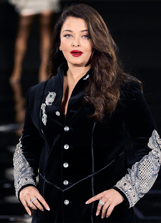 Actress Aishwarya Rai Bachchan Paris Fashion Week Viral Photos Gose6