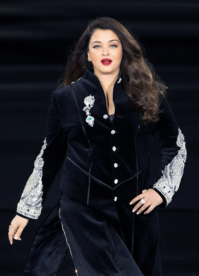 Actress Aishwarya Rai Bachchan Paris Fashion Week Viral Photos Gose7