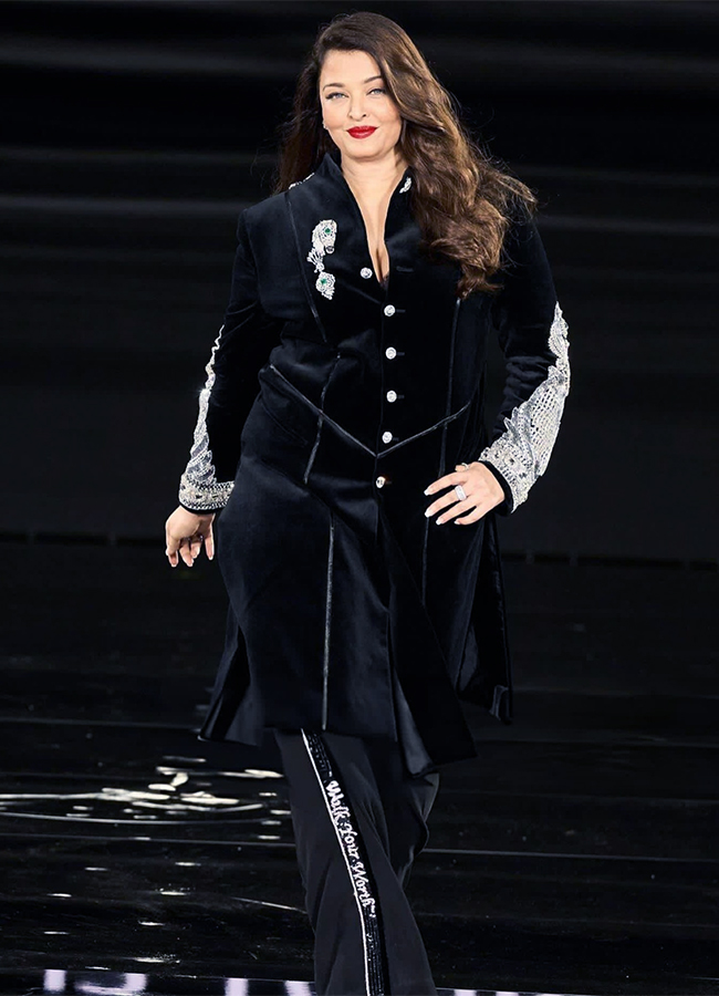 Actress Aishwarya Rai Bachchan Paris Fashion Week Viral Photos Gose8