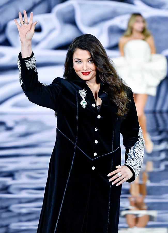 Actress Aishwarya Rai Bachchan Paris Fashion Week Viral Photos Gose9