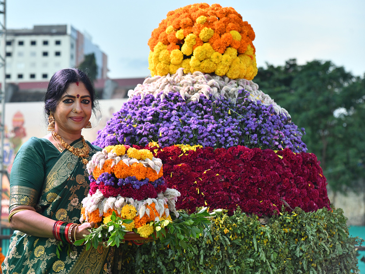 Bathukamma Place In Guinness World Record In Saroornagar Photos17
