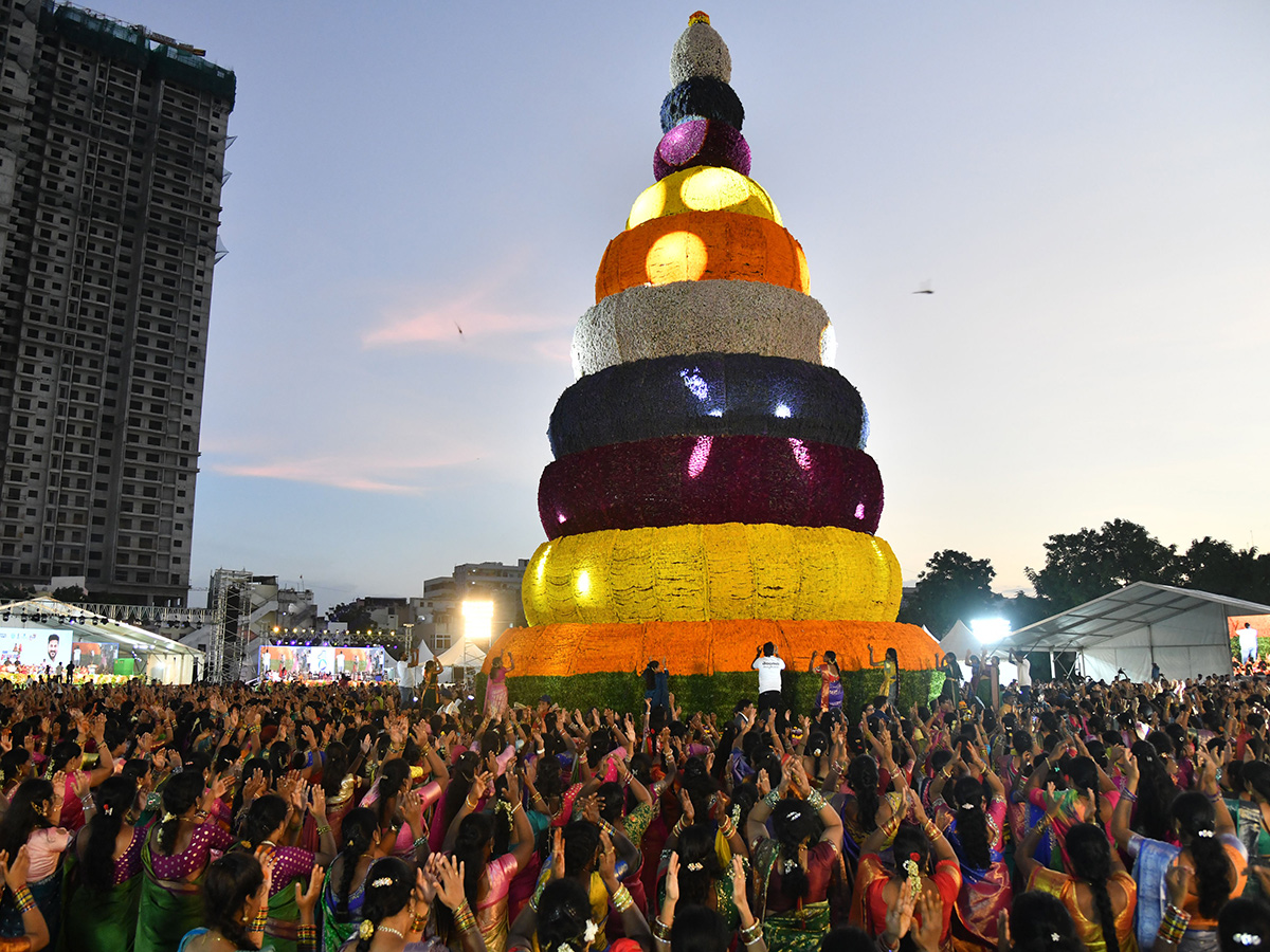 Bathukamma Place In Guinness World Record In Saroornagar Photos19