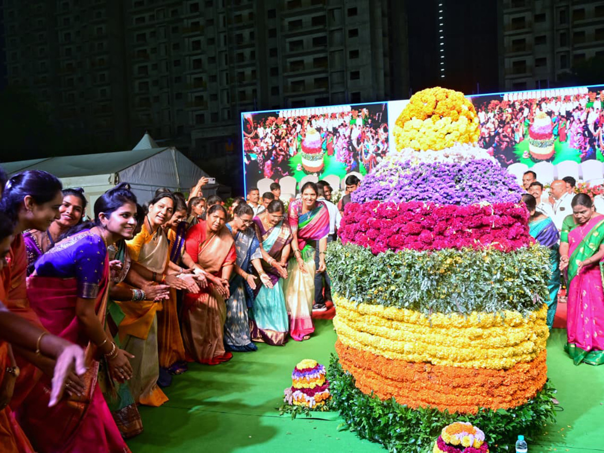Bathukamma Place In Guinness World Record In Saroornagar Photos2