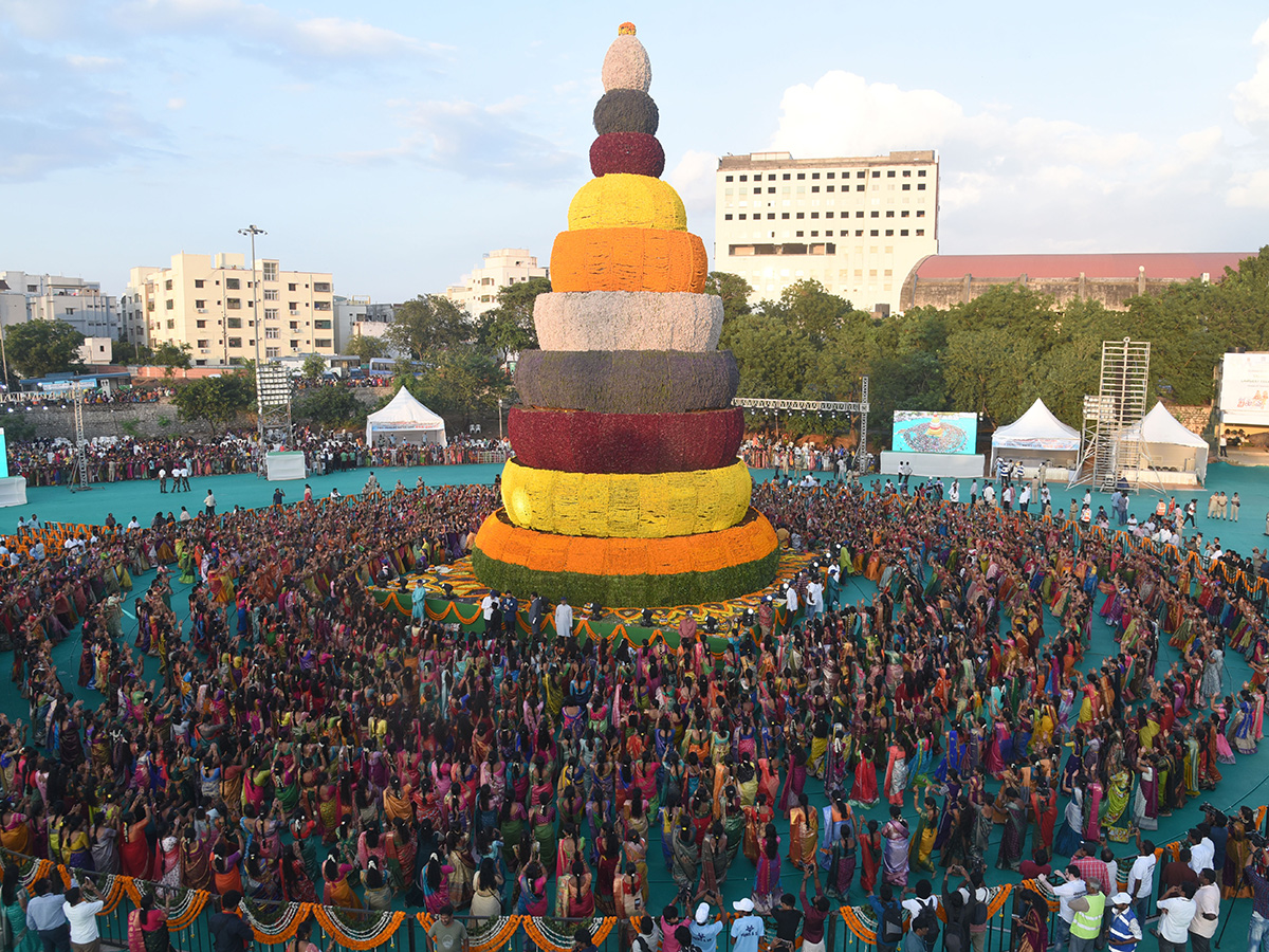 Bathukamma Place In Guinness World Record In Saroornagar Photos20