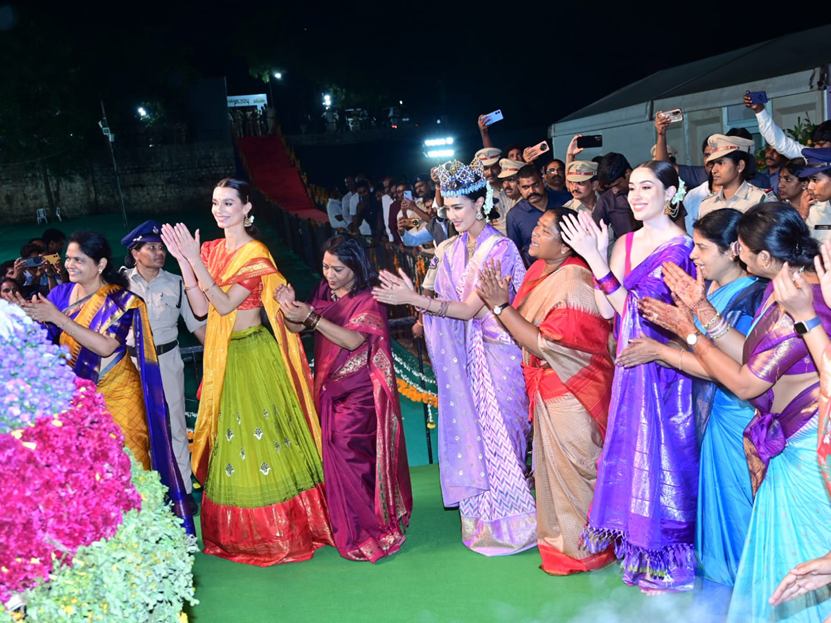 Bathukamma Place In Guinness World Record In Saroornagar Photos5