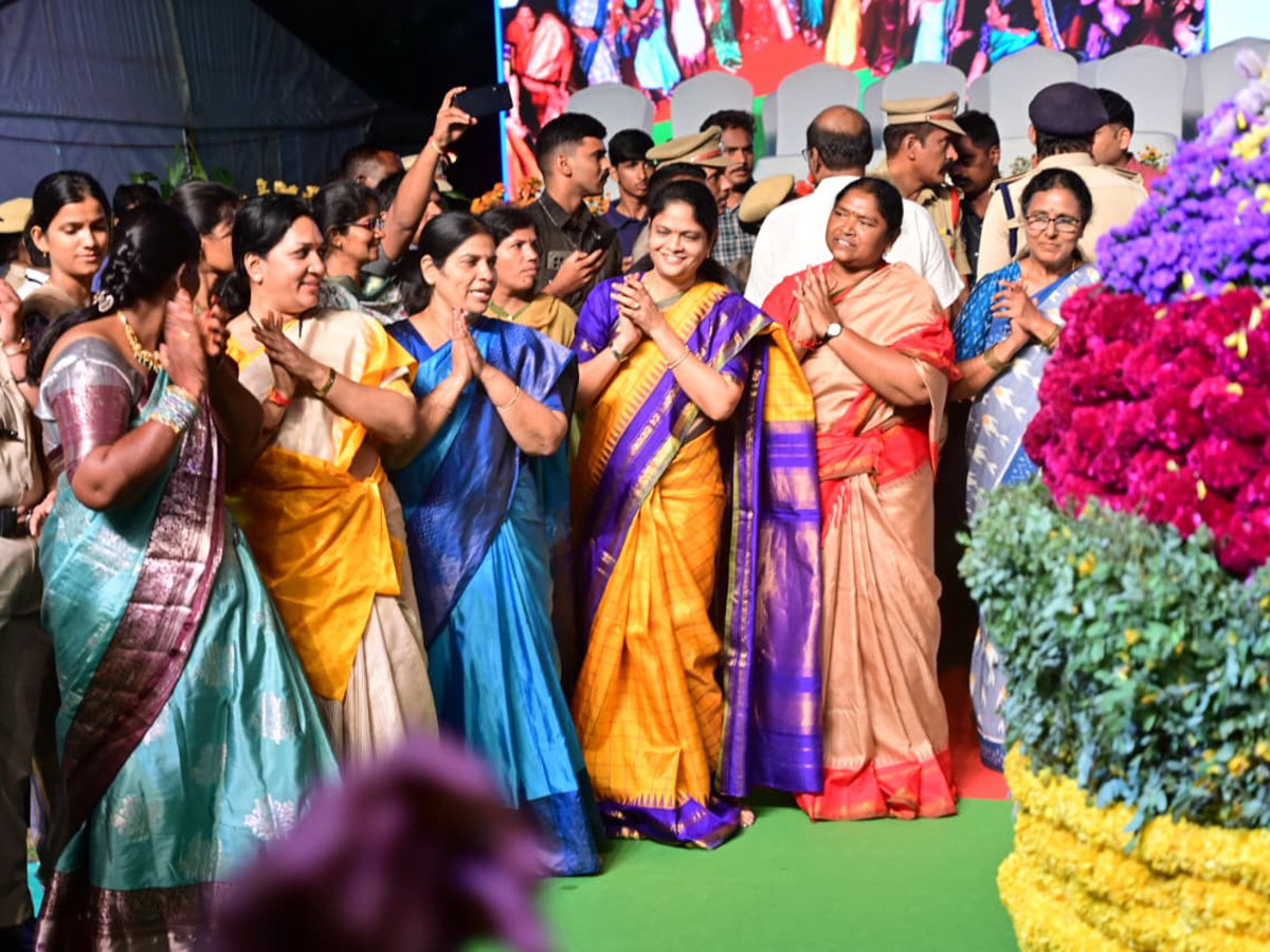 Bathukamma Place In Guinness World Record In Saroornagar Photos8