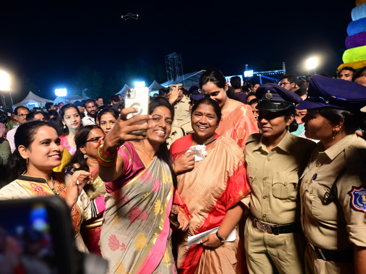 Bathukamma Place In Guinness World Record In Saroornagar Photos9