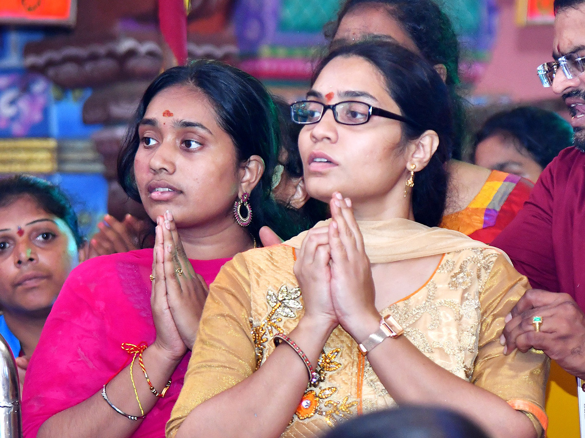 Huge Devotees Rush At Vijayawada Durgamma Temple1