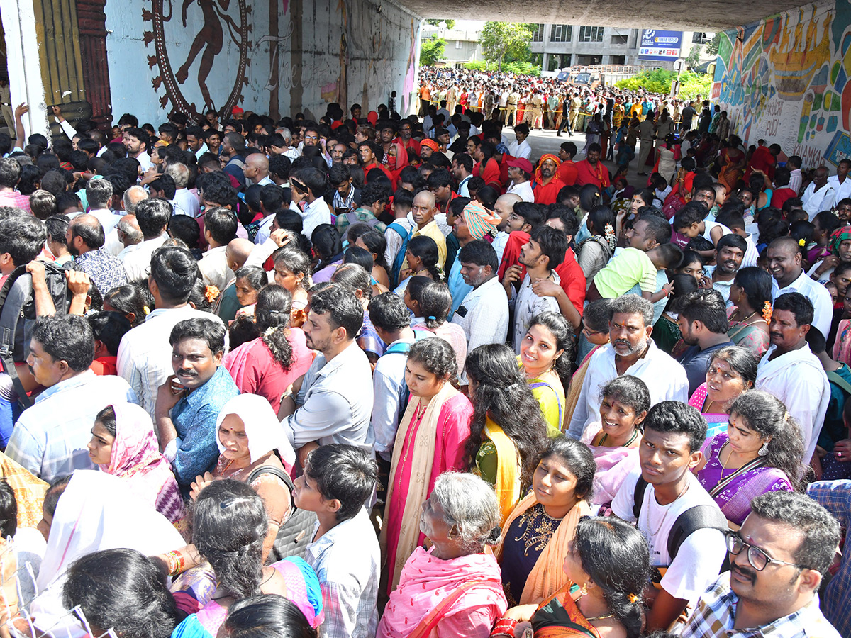 Huge Devotees Rush At Vijayawada Durgamma Temple10
